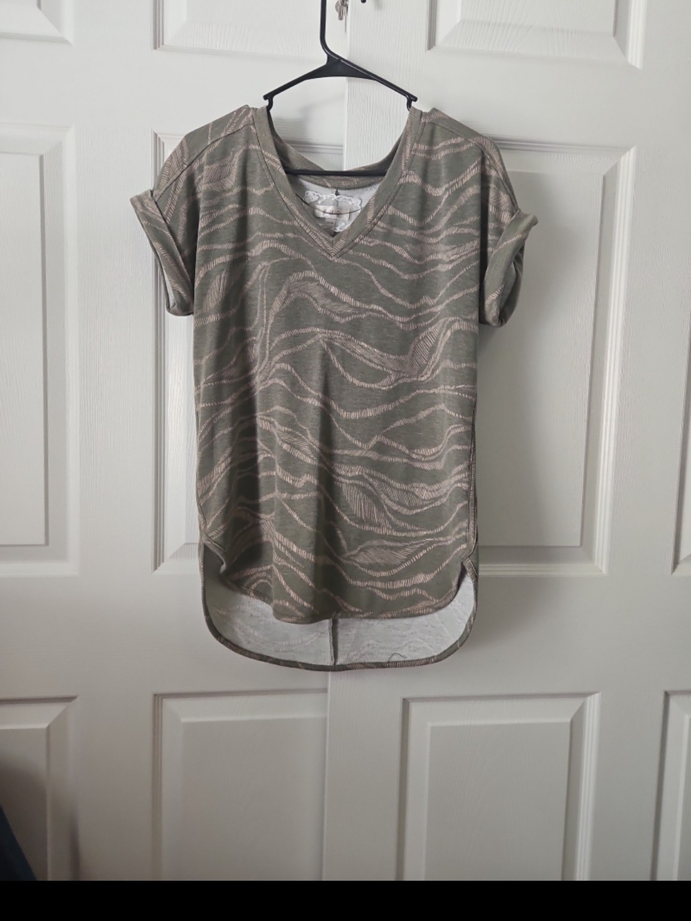 Women’s V-Neck Short Sleeve Top in Olive Wave Print